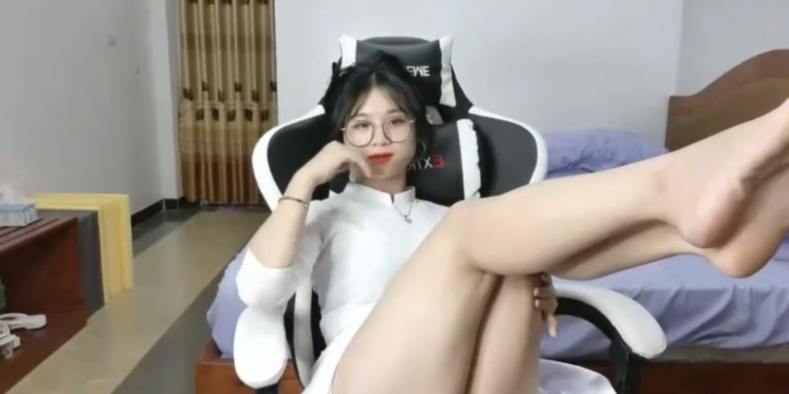 NỮ STREAMER ÁO DÀI