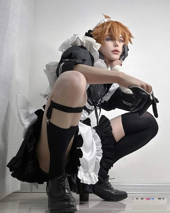 Soái ca cosplay hầu gái