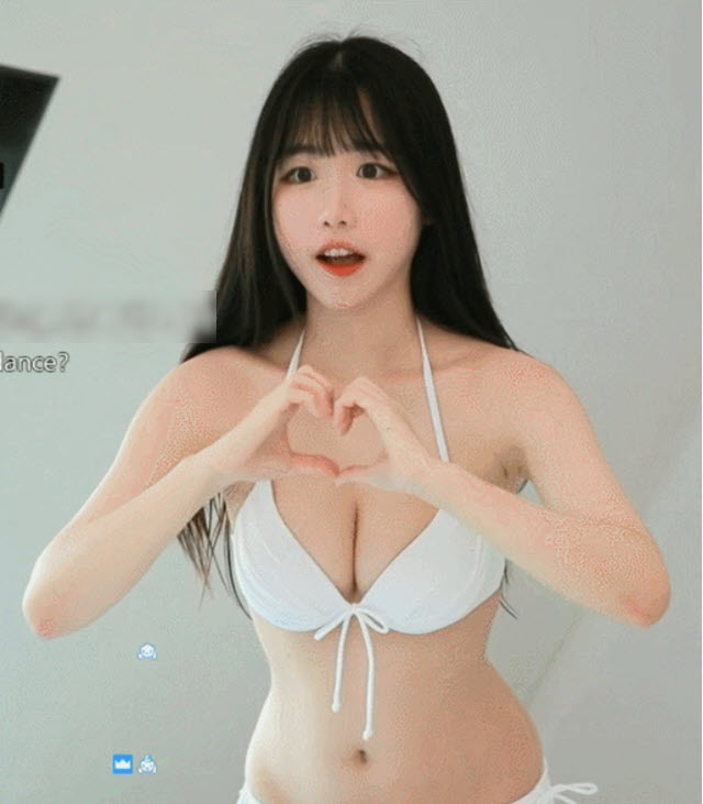 Nữ streamer mặc bikini livetsream